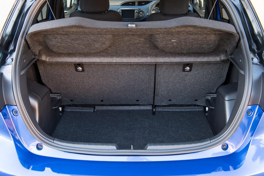 Багажник Toyota Yaris Bi-Tone 2017 года  (UK) (фото 21 из 40)